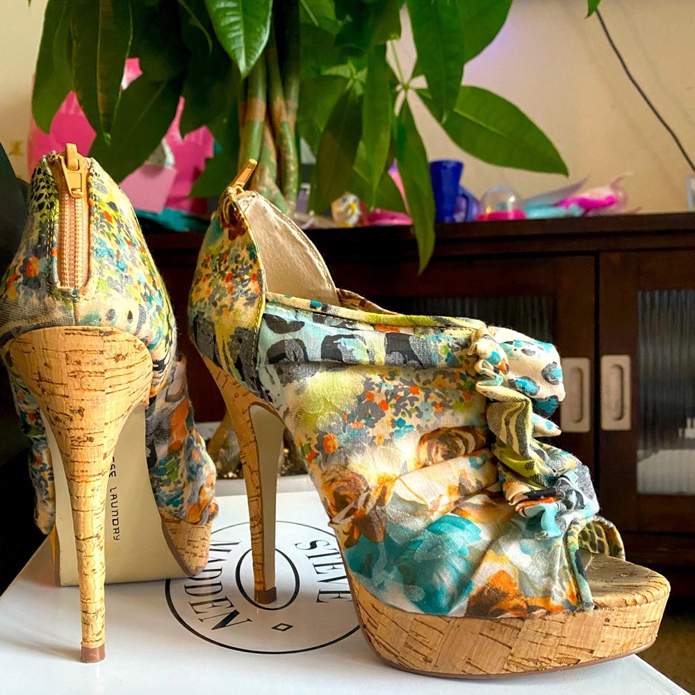 Chinese Laundry lightly used, 4in heels size 6